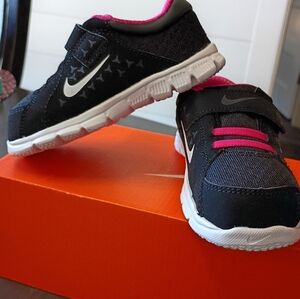NIKE Flex Supreme Size 8c Little Girls Black And Desert Pink New